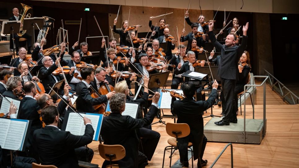 Kirill Petrenko dirigiert die Berliner Philharmoniker beim Konzert zur Saisoneröffnung.