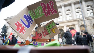 "Unkürzbar" und "Wo ist Para" steht während einer Demonstration gegen Haushaltskürzungen im Sozial- und Bildungsbereich vor dem Abgeordnetenhaus auf Schildern.