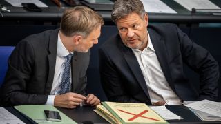 Robert Habeck (Bündnis 90/Die Grünen), Bundesminister für Wirtschaft und Klimaschutz, spricht mit Christian Lindner (FDP), Bundesminister der Finanzen, im Bundestag. © dpa/Michael Kappeler