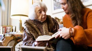 "Ich bin! Margot Friedländer": Dreharbeiten mit der Holocaustüberlebenden Margot Friedländer und Julia Anna Grob; © dpa/Dirk Heuer