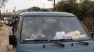 Syrische Kurden fliehen aus dem Norden Aleppos nach Afrin. © picture alliance / abaca | DIA Images/ABACA