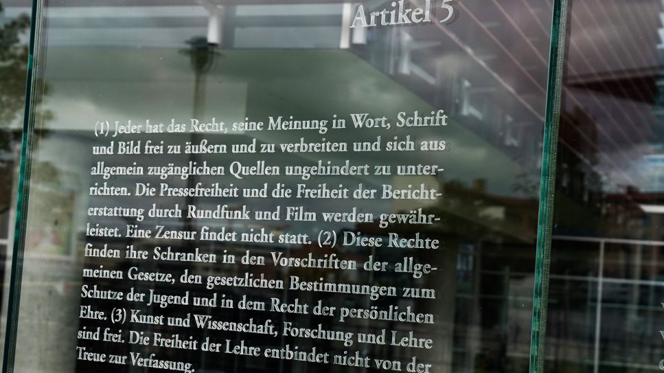 Tafel hinter dem Reichstag mit dem Text zu Artikel 5 des Grundgesetzes (GG), Recht auf Meinungsfreiheit, Pressefreiheit und Freiheit der Kunst, Wissenschaft, Forschung und Lehre © picture alliance/ Fotostand/ Reuhl