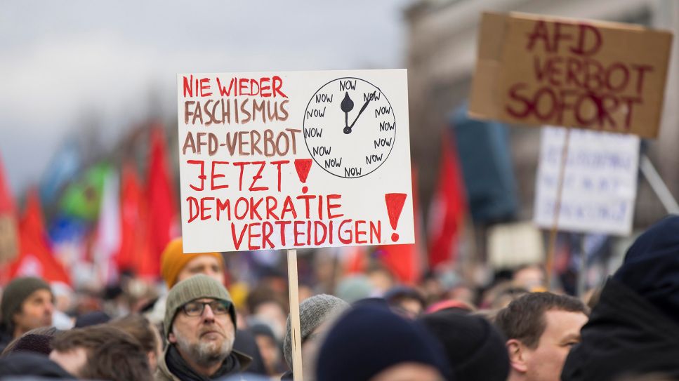 Teilnehmer mit Schild "Nie wieder Faschismus! AfD-Verbot jetzt! Demokratie verteidigen!" bei der Demonstration "Demokratie verteidigen", welche innerhalb kürzester Zeit durch ein breites Bündnis von Fridays for Future und anderen NGOs organisiert wurde. © picture alliance/ PIC ONE/ Ben Kriemann