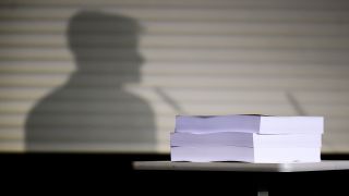 Die gedruckte Studie zum Missbrauch in der evangelischen Kirche liegt bei einer Pressekonferenz. © picture alliance/dpa | Julian Stratenschulte