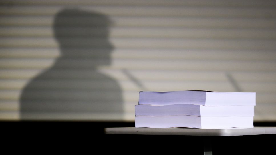 Die gedruckte Studie zum Missbrauch in der evangelischen Kirche liegt bei einer Pressekonferenz. © picture alliance/dpa | Julian Stratenschulte