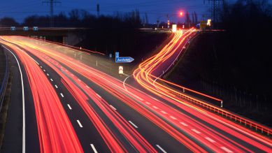 Fahrzeuge fahren über die Autobahn A2 in der Region Hannover. © dpa/Julian Stratenschulte