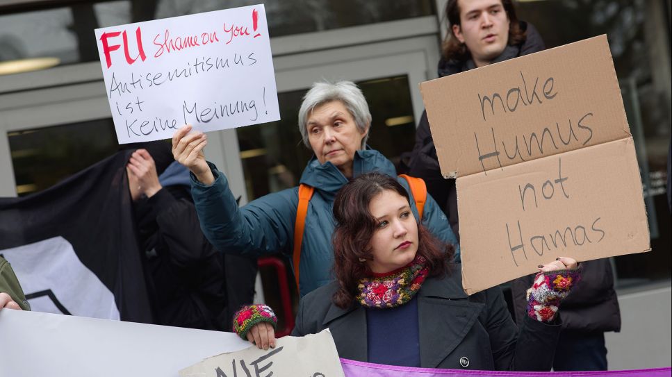 Fridays for Israel Demonstration vor der Freien Universitaet Berlin © picture alliance/ Caro | Trappe