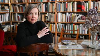 Die Schriftstellerin Jenny Erpenbeck bei einem Fototermin in ihrem Arbeitszimmer, Foto: dpa/Jens Kalaene