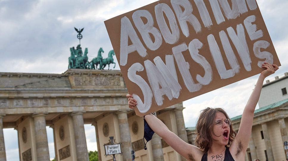 Junge Erwachsene protestieren vor der US-Botschaft in Berlin gegen die Aufhebung des Roe v. Wade Gesetz, Foto: dpa/Süddeutsche Zeitung Photo/Mike Schmidt