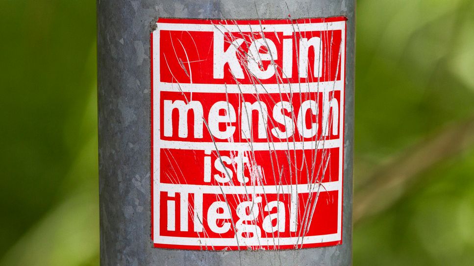 Aufkleber kein Mensch ist illegal © picture alliance/ CHROMORANGE/ Weingartner-Foto