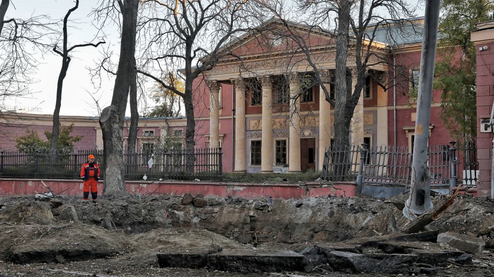 Nach einem nächtlichen russischen Raketenangriff ist der Krater einer Rakete auf der Straße vor dem Nationalen Kunstmuseum zu sehen. © picture alliance/dpa/Ukrinform