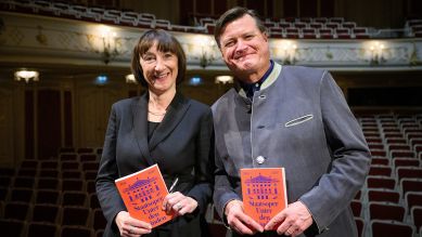 Die designierte Intendantin Elisabeth Sobotka (l) und der designierte Generalmusikdirektor Christian Thielemann stellen bei einer Pressekonferenz der Staatsoper Unter den Linden die Pläne für die Spielzeit 2024/25 vor. ©  dpa/Bernd von Jutrczenka