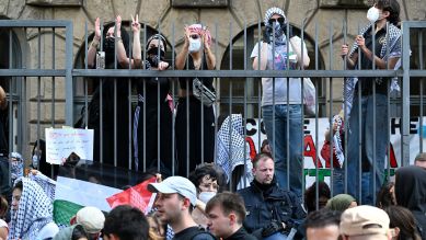 Besetzung des Instituts für Sozialwissenschaften an der Humboldt-Universität. Pro-Palästinensischen Demonstranten haben sich im Innenhof am Zaun und vor dem Institut für Sozialwissenschaften der Berliner Humboldt-Universität (HU) versammelt. © picture alliance/dpa | Soeren Stache