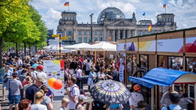 Besucher gehen über das Demokratiefest anlässlich des Jubiläums 75 Jahre Grundgesetz © picture alliance/dpa | Michael Kappeler.