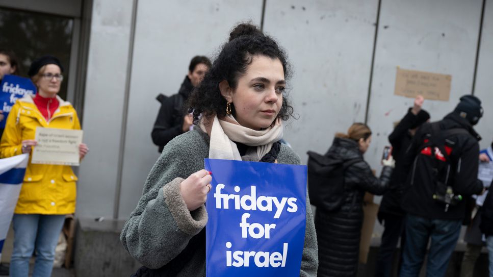 Hanna Veiler, Präsidentin der Jüdischen Studierendenunion Deutschlands (JSUD), steht bei einer Demonstration von Fridays for Israel vor dem Eingang der Mensa der Freien Universität Berlin © dpa/Christophe Gateau