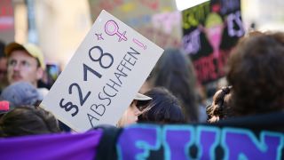 Abtreibungsbefürworter:innen demonstrieren in unmittelbarer Nähe zum Königsplatz, München, 12.04.2024; picture alliance/SZ Photo/Robert Haas