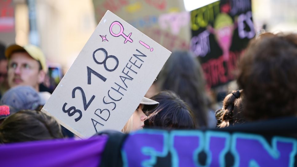 Abtreibungsbefürworter:innen demonstrieren in unmittelbarer Nähe zum Königsplatz, München, 12.04.2024; picture alliance/SZ Photo/Robert Haas