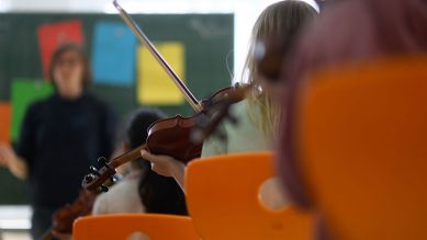 EEine Musiklehrerin gibt Geigenunterricht © Robert Michael/dpa