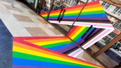 Die Progress Pride Flagge, eine erweiterte Regenbogenfahne der queeren Community, angefertigt vom Berliner Künstlerkollektiv Tape That zum Beginn des Pride Month © picture alliance/dpa | XAMAX