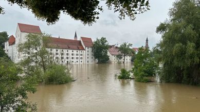 Vor dem Herzogsschloss in Straubing führt die Donau Hochwasser. © picture alliance/dpa/Ute Wessels 