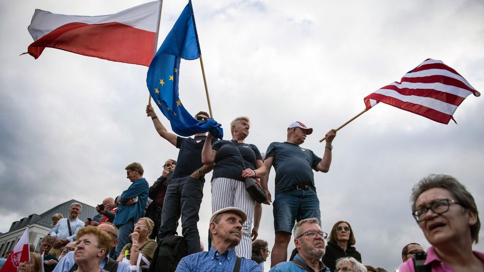 Menschen schwenkendie polnische und europäische Flagge während einer von Donald Tusk organisierten pro-EU Kundgebung © picture alliance / Sipa USA | SOPA Images