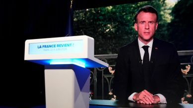 Emmanuel Macron kündigt im Fernsehen Neuwahlen an. © picture alliance/ AP/ Lewis Joly