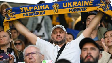 "Ukraine Forever": Zuschauer verfolgen das öffentliche Training der Nationalmannschaft der Ukraine auf der Haupttribüne der Brita-Arena © Arne Dedert/dpa