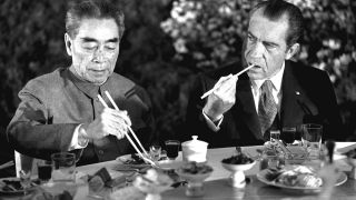 Richard Nixon und Zhou Enlai in Shanghai, 28.02.1972 © ASSOCIATED PRESS / picture alliance
