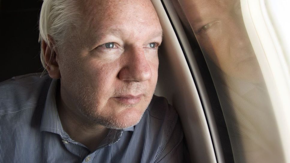 Screenshot aus dem Wikileaks-Konto X (ehemals Twitter) von Julian Assange an Bord eines Fluges nach Bangkok; © picture alliance/dpa/@wikileaks/PA Wire