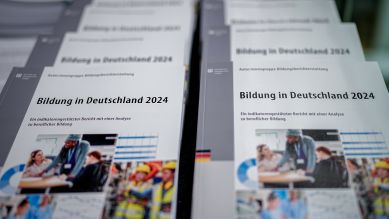 Der nationale Bildungsbericht "Bildung in Deutschland 2024" liegt bei der Vorstellung in der Bundespressekonferenz aus; © picture alliance/dpa/Kay Nietfeld