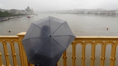 Ein Fußgänger mit Regenschirm steht auf der Margaretenbrücke, Budapest 29.05.2019; © picture alliance/dpaAP/Laszlo Balogh