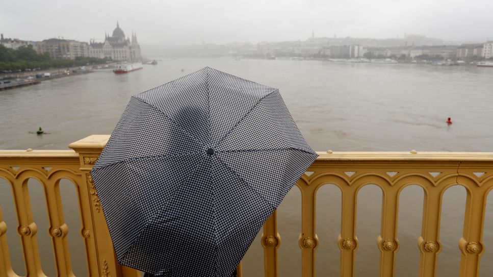 Ein Fußgänger mit Regenschirm steht auf der Margaretenbrücke, Budapest 29.05.2019; © picture alliance/dpaAP/Laszlo Balogh