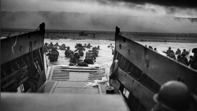 D-Day: US-Truppen waten durch die Brandung an Land, Omaha Beach, Normandie; © picture alliance/dpa/WHA
