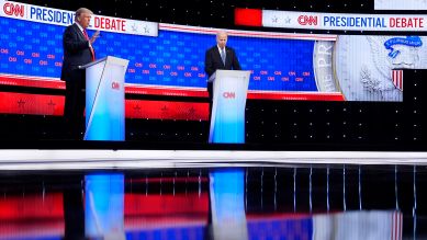 Donald Trump (li.) und Joe Biden (re.) beim Fernseh-Duell auf CNN; © picture alliance/AP Photo/Gerald Herbert