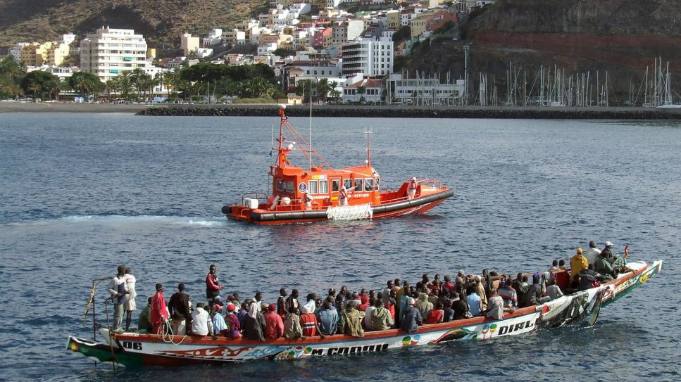 Ein Boot mit afrikanischen Flüchtlingen erreicht La Gomera, 10.08.2006; © picture-alliance/efe/Carlos Fernandez