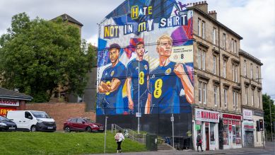 Ein neues Wandgemälde im East End von Glasgow mit den schottischen Spielern Che Adams (l-r), Andy Robertson und Scott McTominay wurde vor dem EM-Eröffnungsspiel gegen Deutschland enthüllt; ©