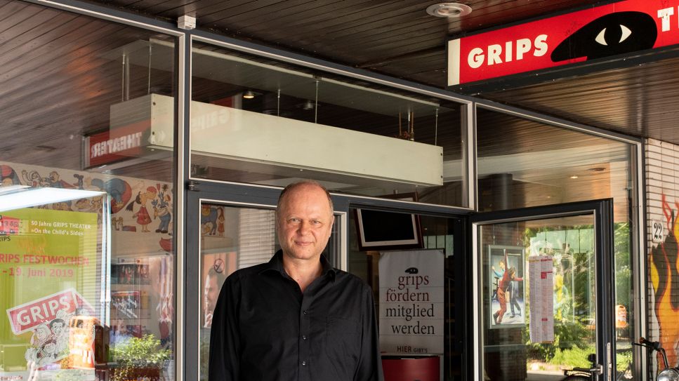 Philipp Harpain, Leiter des Berliner Grips Theaters, steht vor dem Theater; © picture alliance/dpa/Theresa Kottas-Heldenberg