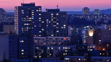 Blick am Abend auf Hochhäuser und Mehrfamilienwohnhäuser im Berliner Stadtteil Marzahn; © picture alliance/dpa/Jochen Eckel