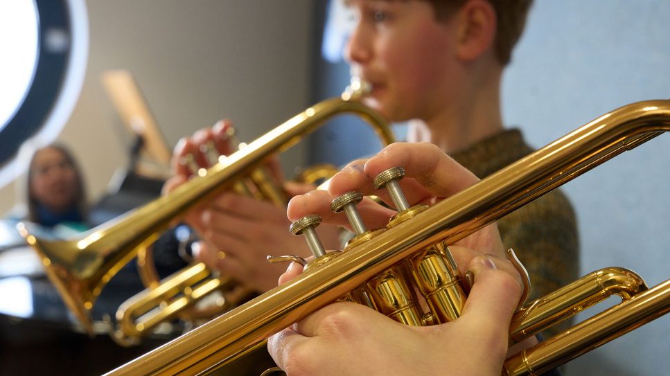 Lennart (r) und Philipp spielen im Unterricht an der Musikschule Koblenz Trompete; © dpa/Thomas Frey