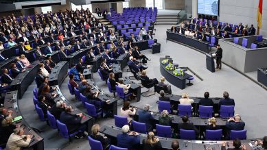 Wolodymyr Selenskyj, Präsident der Ukraine, hält im Deutschen Bundestag eine Rede, die Stuhlreihen der AFD- und Linken-Fraktion sind leer, 11.06.20234; © picture alliance/dpa/Christoph Soeder