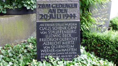 Symbolisches Grab für die Opfer des 20. Juli 1944 auf dem Alten St.-Matthäus-Kirchhof in Berlin-Schöneberg © ZB/Heinz Krimmer / picture alliance