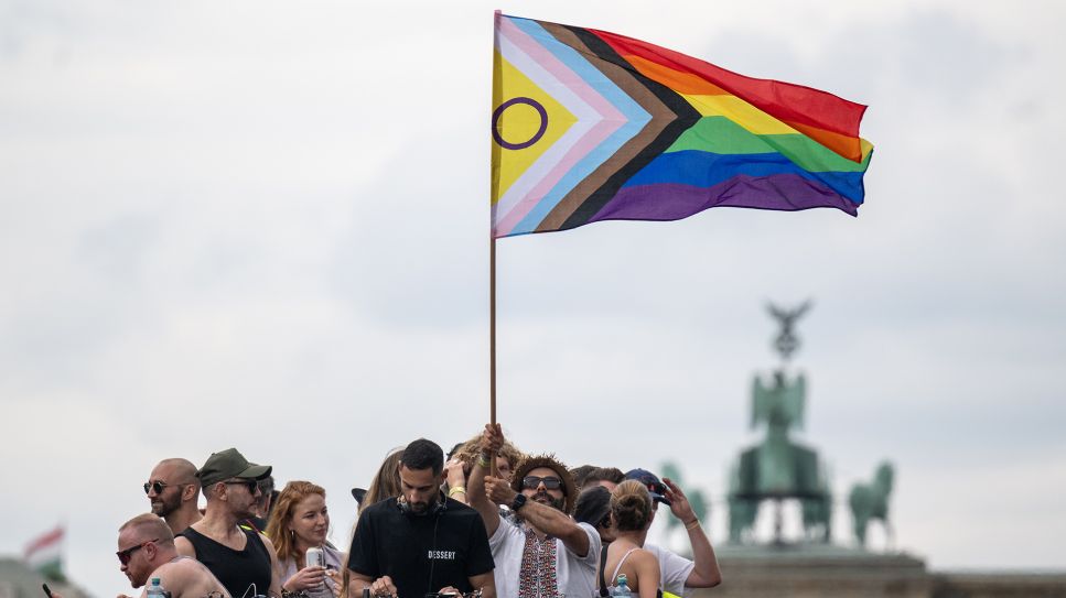 Christopher Street Day: Mit Pride-Flagge vor am Brandenburger Tor © Hannes P. Albert/picture alliance/dpa