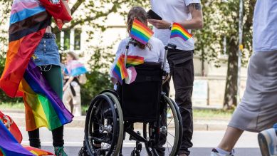 Pride Parade: Rollstuhlfahrerin bei Demo © imageBROKER/Arnulf Hettrich / picture alliance