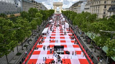 Picknick auf der Champs-Élysées in Paris © Abdullah Firas/ABACA / picture alliance