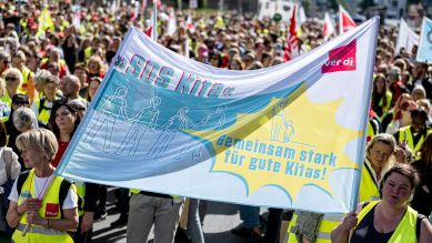 "SOS Kita": ver.di-Warnstreik von kommunalen Kitas vor dem Berliner Abgeordnetenhaus (20.06.24) © Fabian Sommer/dpa