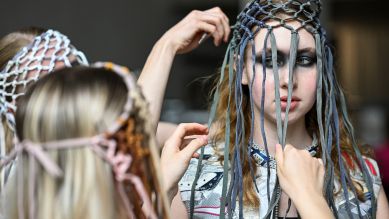 Berlin Fashion Week: Models werden Backstage vor der Show des ukrainischen Labels PLNGNS im Lobe Block vorbereitet. © picture alliance/dpa | Jens Kalaene ©