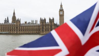 London: Union Jack vor Westminster mit Big Ben © NurPhoto/Jakub Porzycki / picture alliance