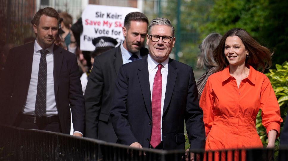 Keir Starmer mit Frau Victoria auf dem Weg zum Wahllokal © picture alliance/ AP/ Vadim Ghirda