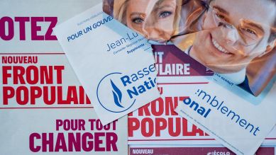 Plakat vom Nouveau Front Populaire auf dem ein zerissenes Plakat des Rassemblement National klebt © picture alliance / Hans Lucas | Jean-Marc Barrere