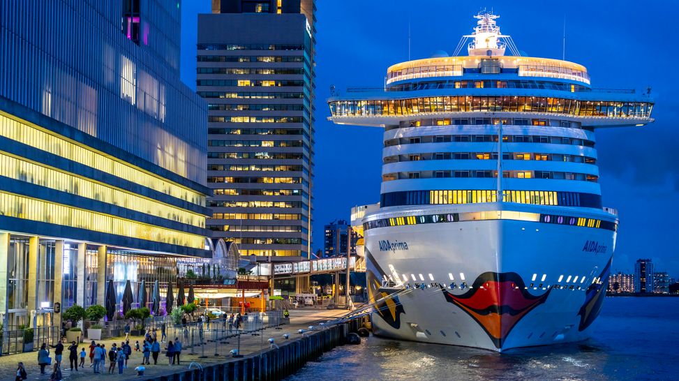 Kreuzfahrtschiff "Aida Prima" am Cruise-Terminal in Rotterdam © Jochen Tack/picture alliance